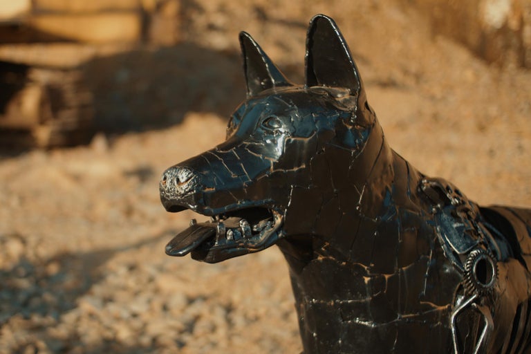 Dekoratívna socha psa z kovu pre vonkajšie použitie