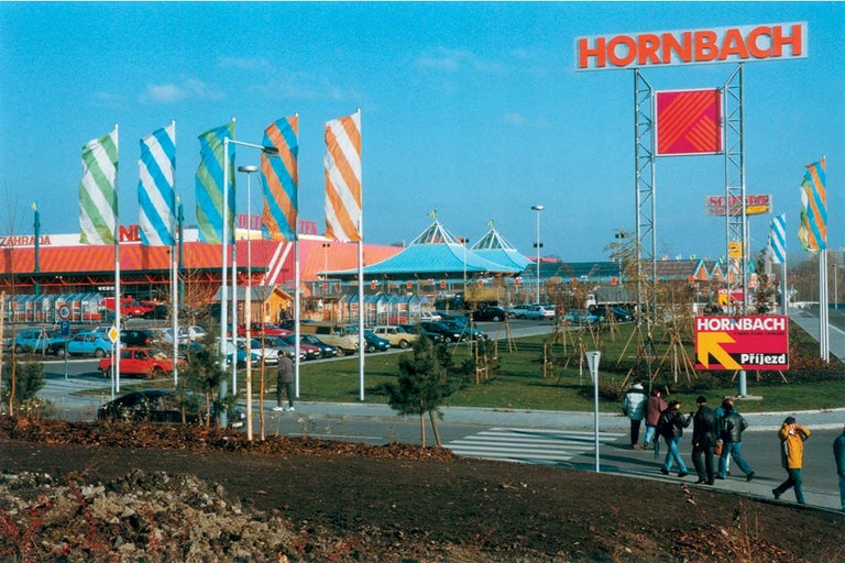 Vonkajší pohľad na pobočku Hornbach s parkoviskom a zákazníkmi.