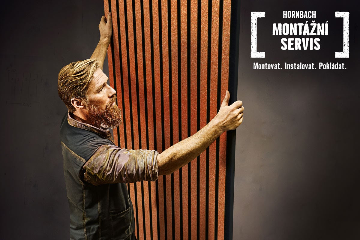 Muž montuje akustický panel s drevenými lamelami. Logo Hornbach Montageservice.
