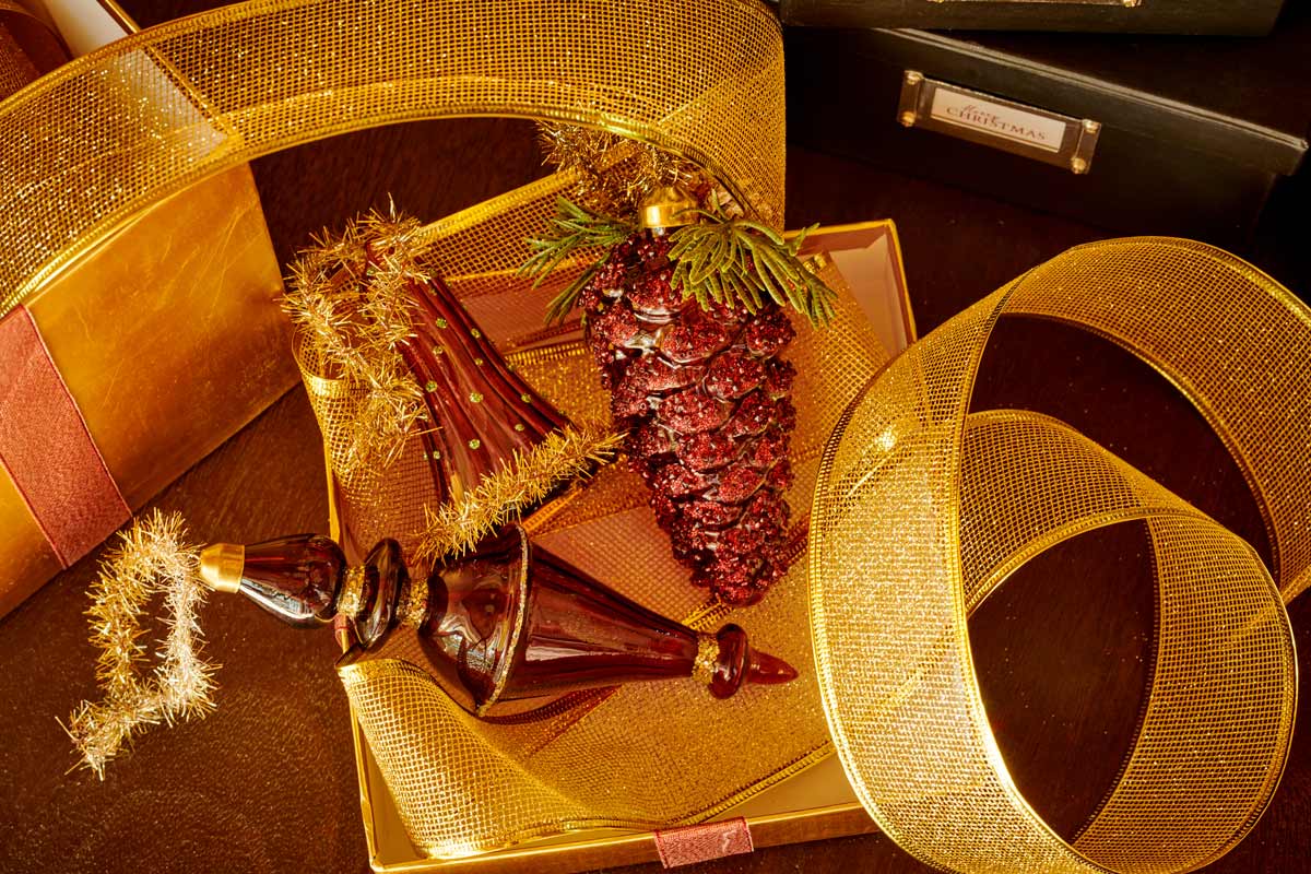 Slávnostné aranžmán s ozdobami na vianočný stromček, darčekmi a mašľami na vianočnú výzdobu