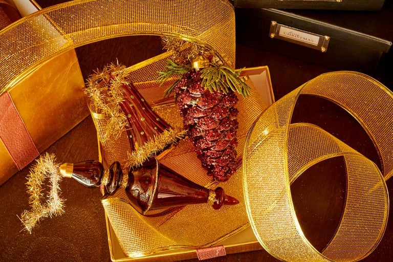 Slávnostné aranžmán s ozdobami na vianočný stromček, darčekmi a mašľami na vianočnú výzdobu