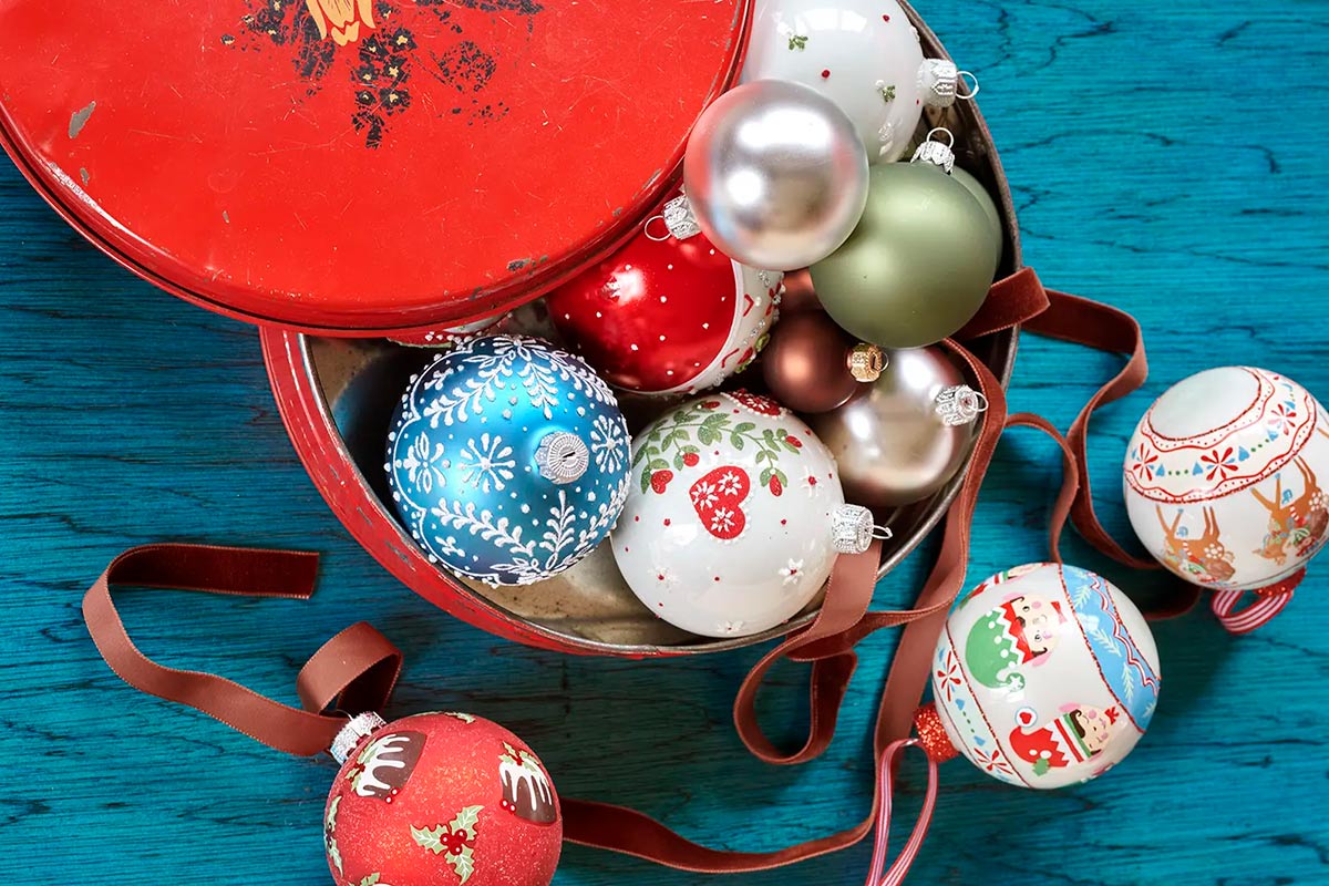 Ozdobné vianočné gule v okrúhlej dóze