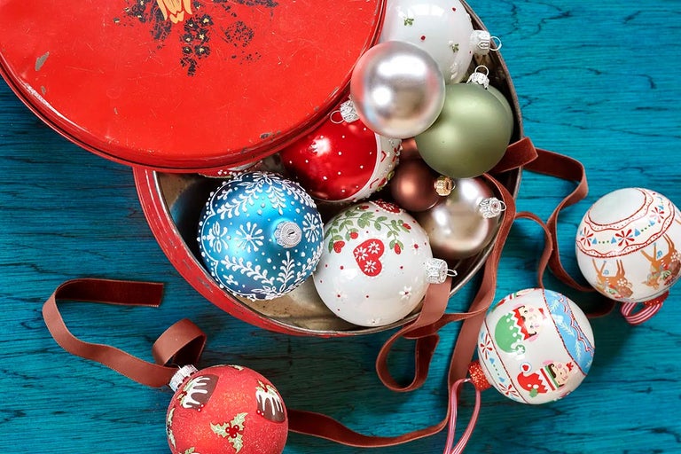 Ozdobné vianočné gule v okrúhlej dóze