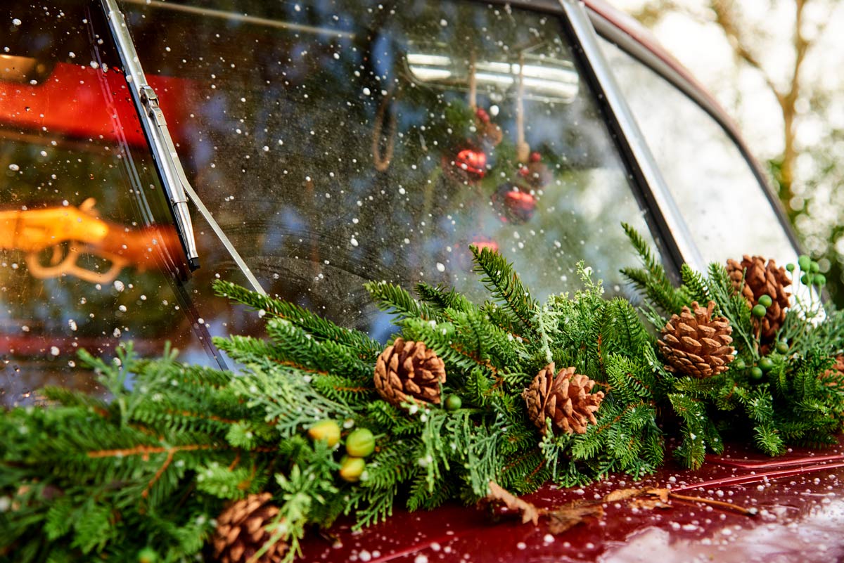 Ozdobený veterán s jedľovými vetvami a šiškami