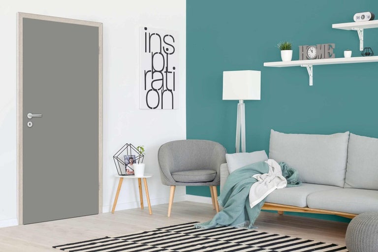 Obývacia izba s interiérovými dverami, sedacím nábytkom a dekoráciou