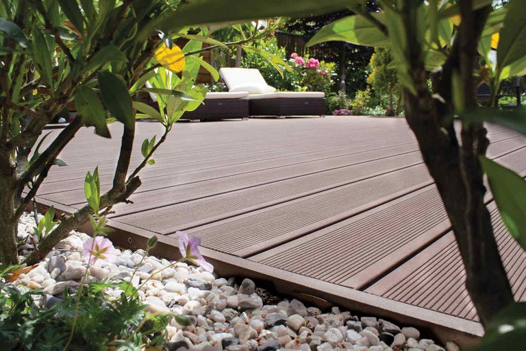 Terasa s WPC terasovými doskami a záhradným nábytkom vonku