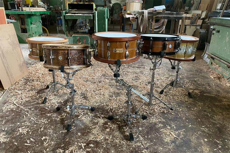 Štyri drevené bubienky na stojanoch