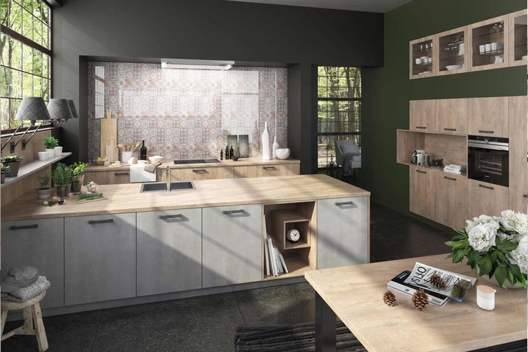 Moderná kuchyňa s kuchynským ostrovom, drezom a kuchynskými skrinkami vo vzhľade dreva