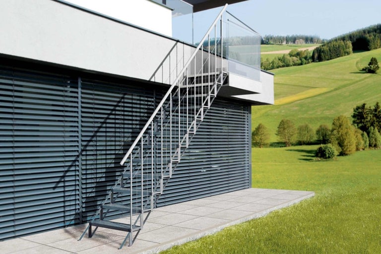 Kovové vonkajšie schodisko pri modernom dome