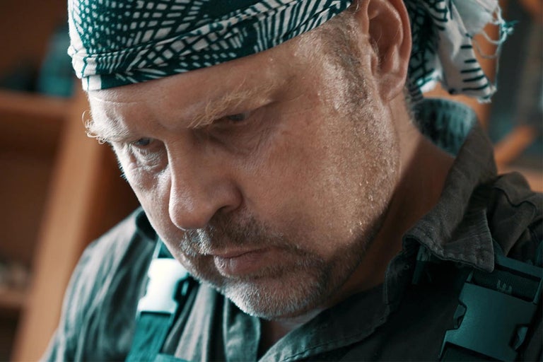 Portrét remeselníka so šatkou na hlave