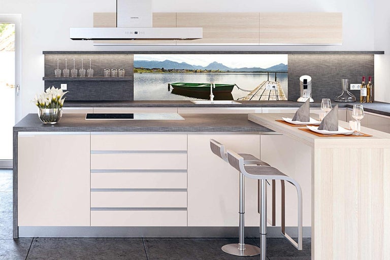 Moderná kuchyňa s kuchynským ostrovom, barovými stoličkami a zadnou stenou s motívom jazera