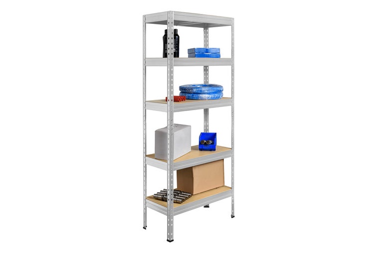 Kovová polica s piatimi policami a rôznymi predmetmi