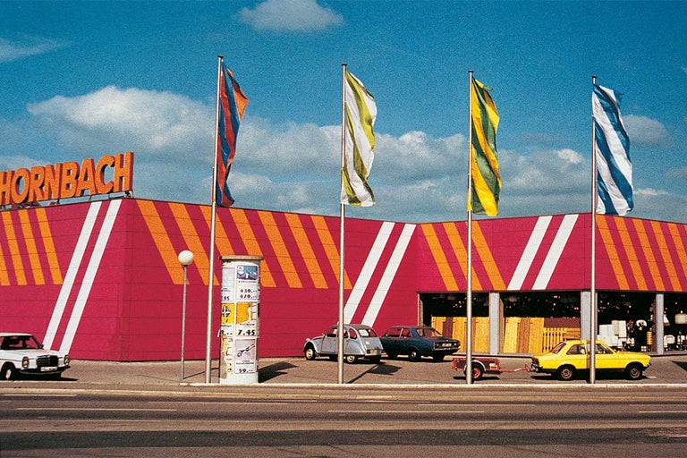 Pohľad na budovu hobbymarketu Hornbach s vlajkami
