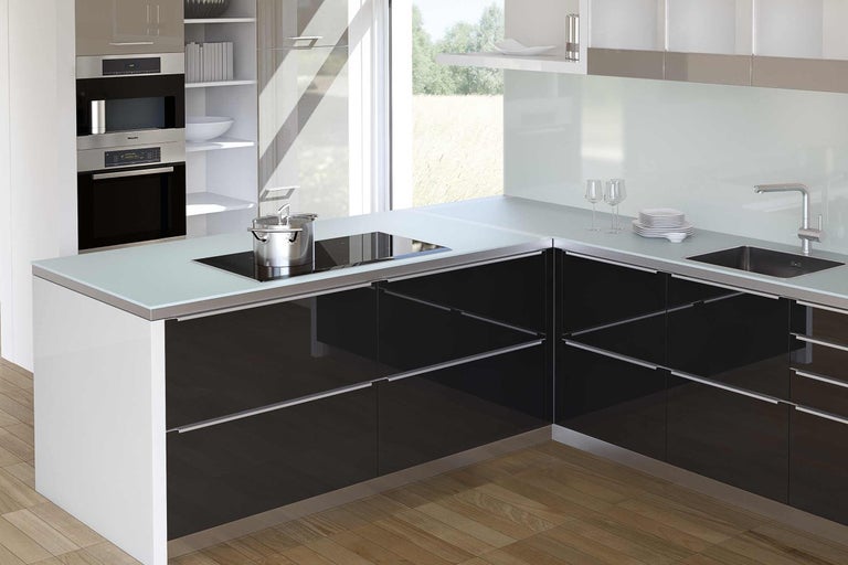 Moderná kuchyňa s čiernymi skrinkami, pracovnou doskou a varnou doskou