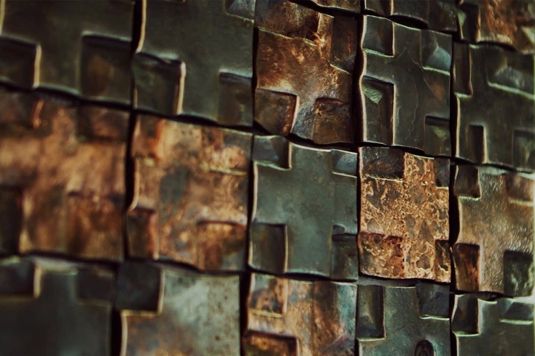 Detail obkladu stien s textúrovanými, štvorcovými kovovými prvkami