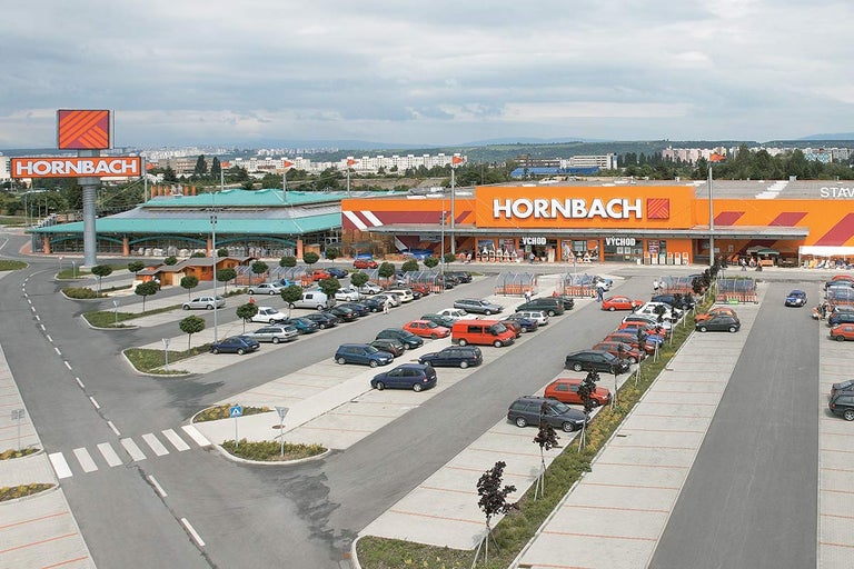 Vonkajší pohľad na hobbymarket Hornbach s parkoviskom