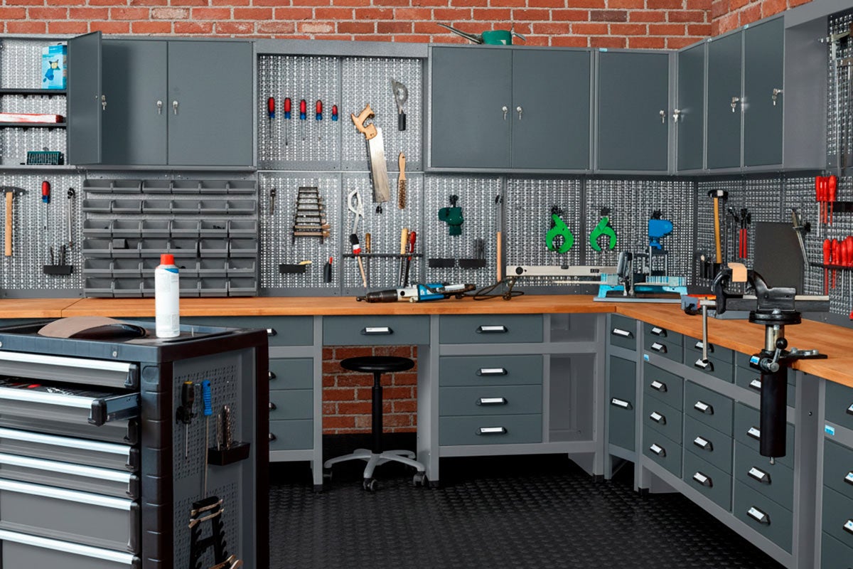Dielňa s ponkom, skrinkami na náradie a vozíkom na náradie na uskladnenie náradia