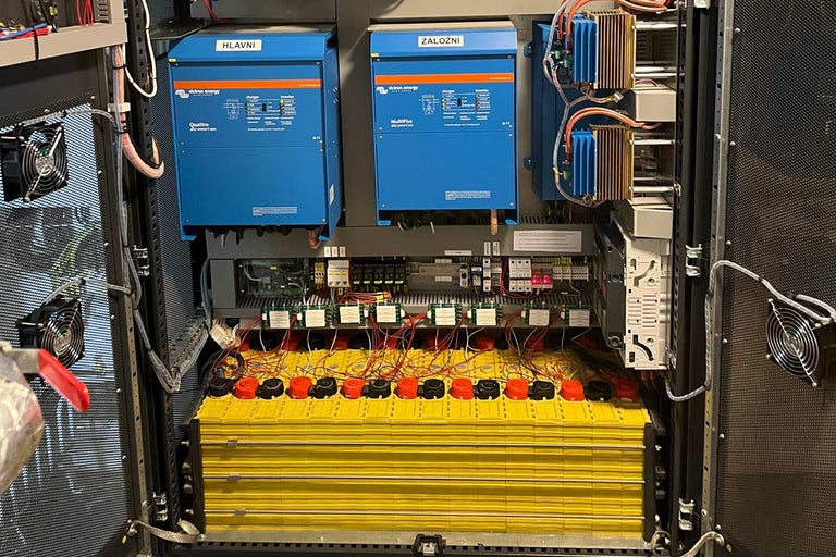 Rozvádzač s batériami, meničmi a kabelážou