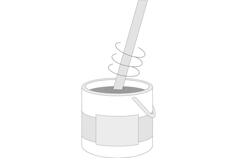Miešanie farby vo vedre miešadlom.