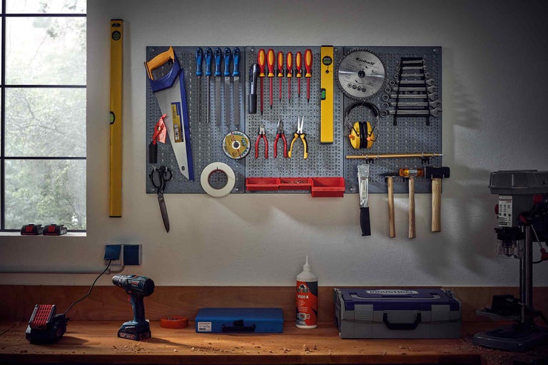 Dielňa so stenou na náradie, vŕtačkou a pracovným stolom