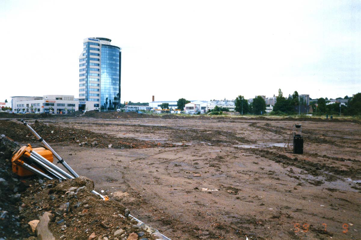 Stavenisko s kancelárskou budovou v pozadí