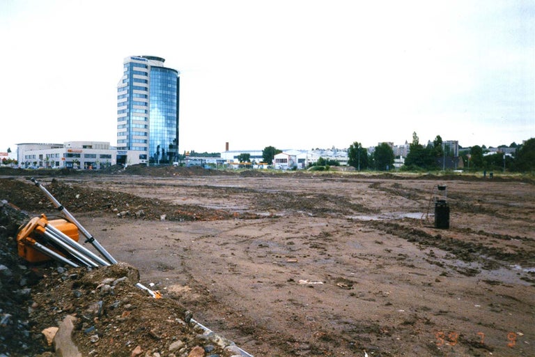 Stavenisko s kancelárskou budovou v pozadí