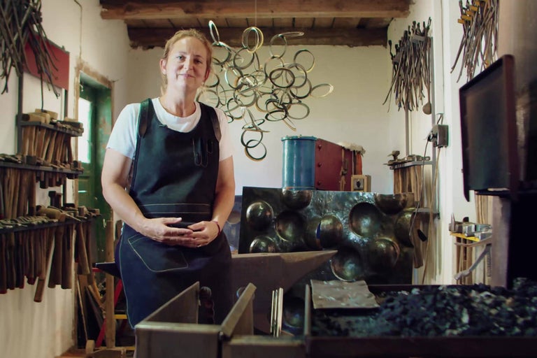 Kováčska dielňa s nákovou a rôznym náradím