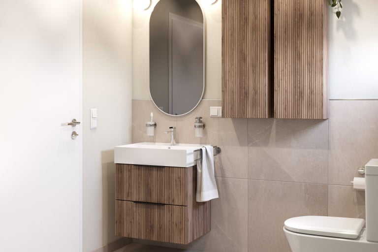 Kúpeľňa s umývadlovou skrinkou, zrkadlom, závesnou skrinkou a toaletou