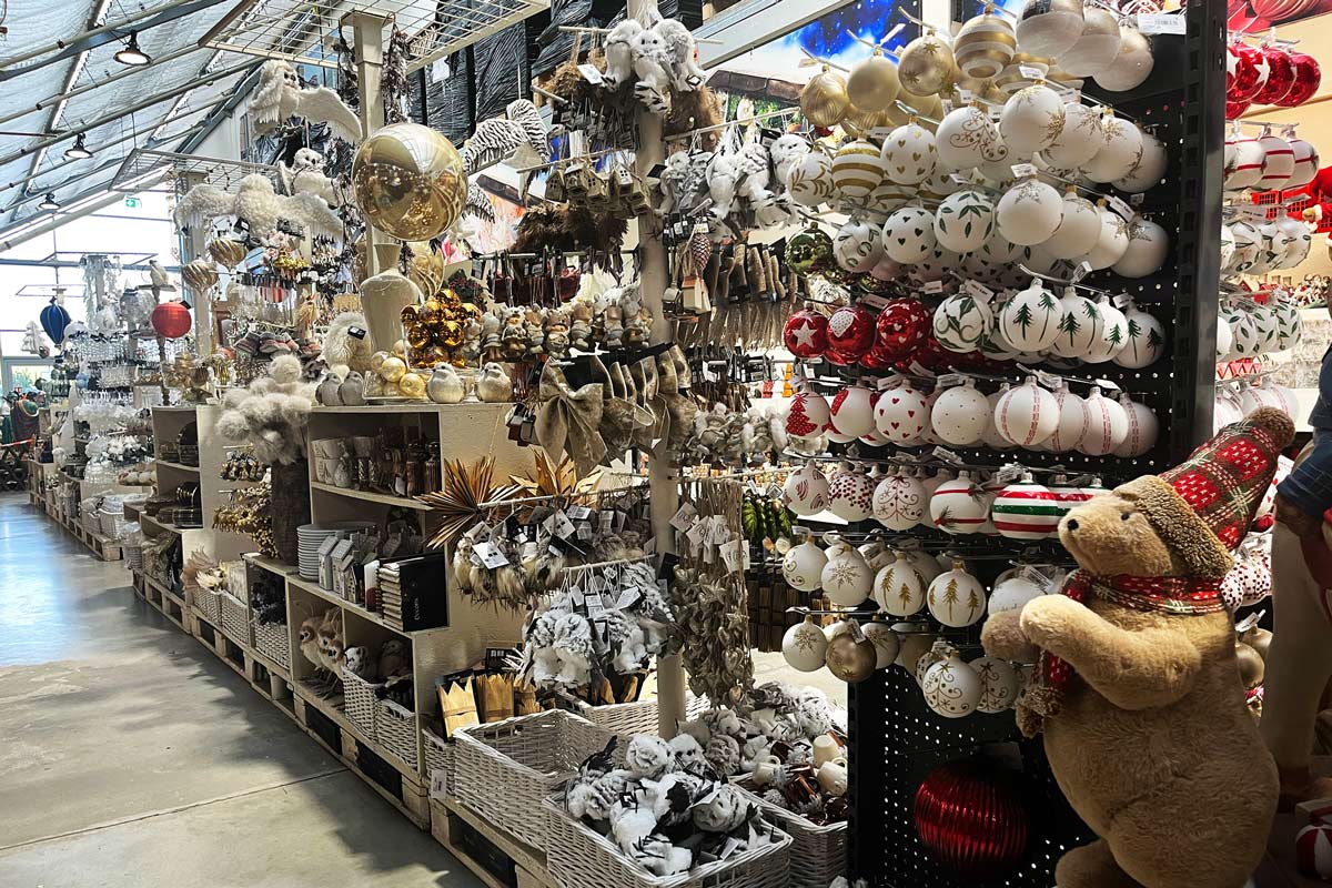 Predajný priestor s vianočnými ozdobami a dekoráciami v obchode Hornbach.