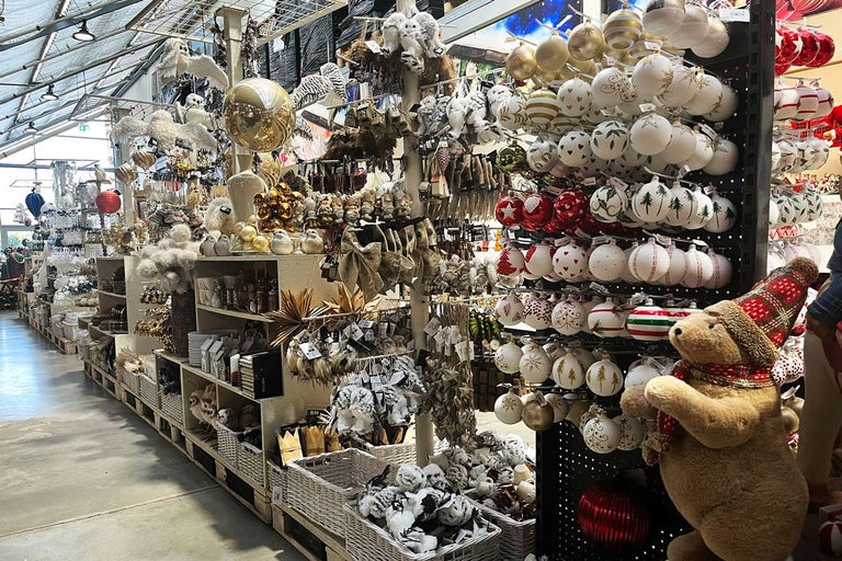 Predajný priestor s vianočnými ozdobami a dekoráciami v obchode Hornbach.