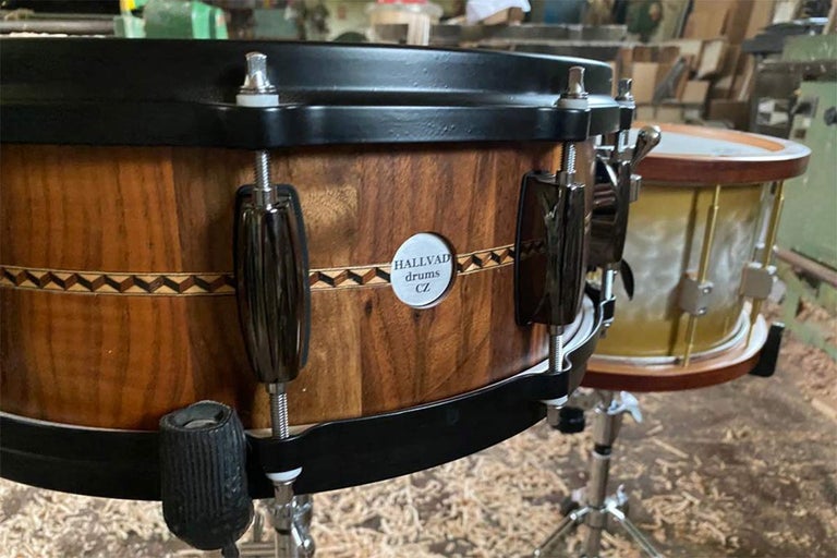 Drevený bubon s logom HALLVAD drums CZ