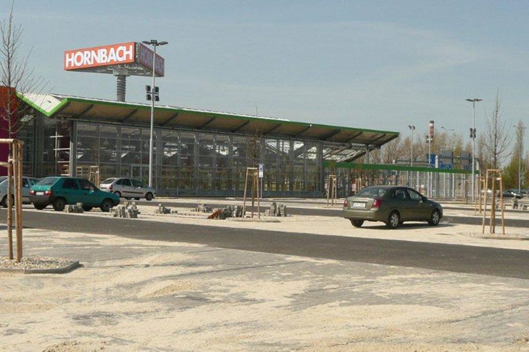 HORNBACH stavebniny s parkoviskom a autami