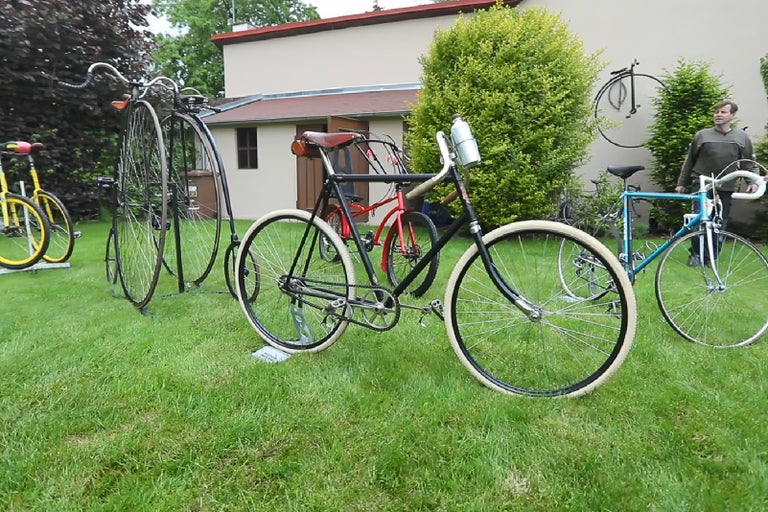 Na trávniku stojí niekoľko bicyklov rôzneho veku.