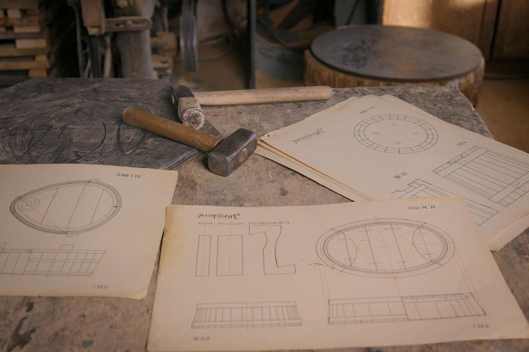 Pracovný stôl s kladivami a stavebnými plánmi pre drevené výrobky