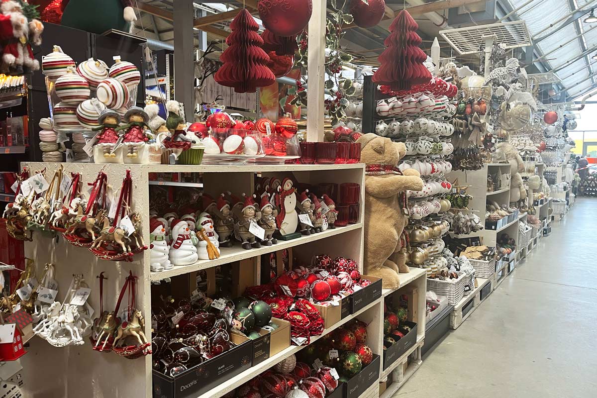 Police s vianočnými dekoráciami v obchode