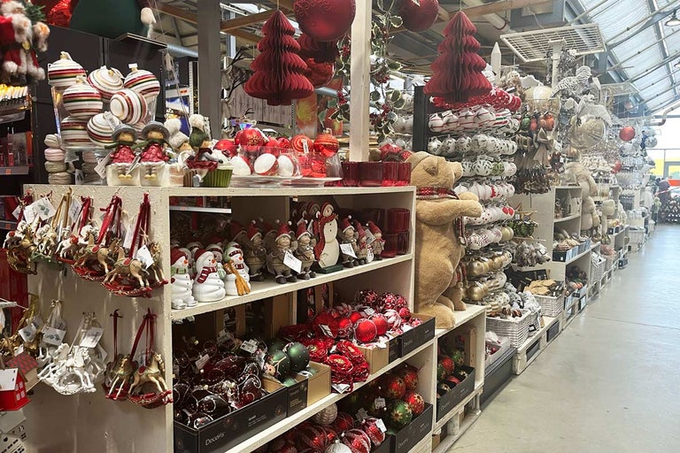 Police s vianočnými dekoráciami v obchode