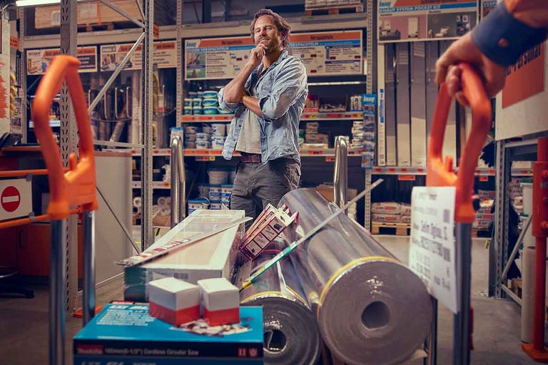 Zákazník s nákupným vozíkom plným stavebného materiálu v obchode Hornbach.