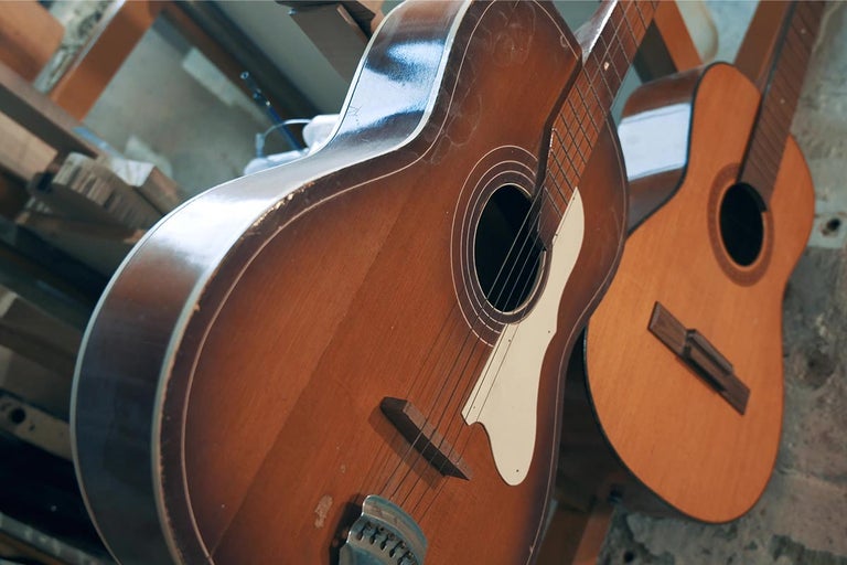 Dve akustické gitary