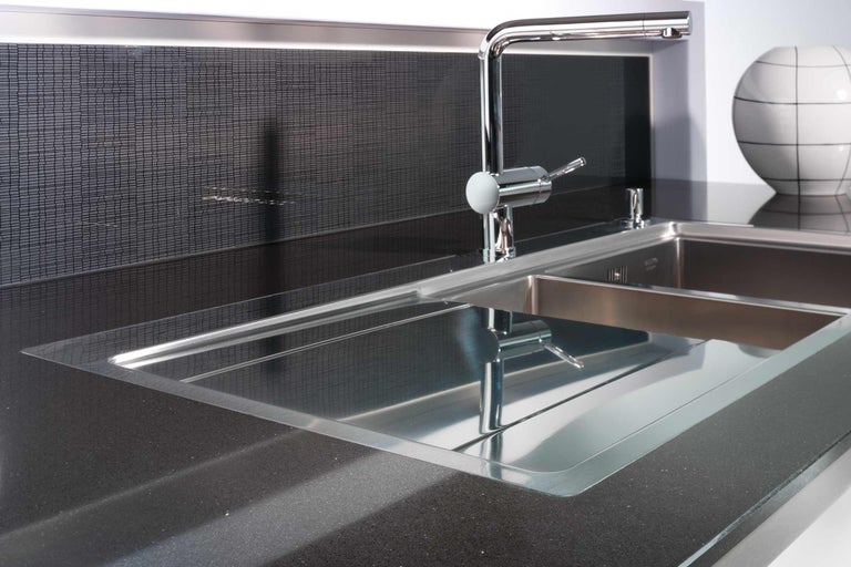 Drez s batériou na tmavej pracovnej doske