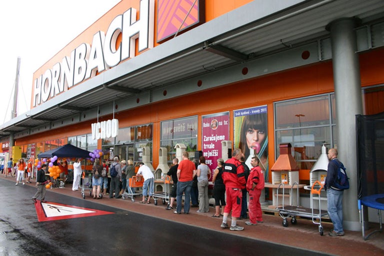 Pohľad na budovu hobbymarketu Hornbach so zákazníkmi.