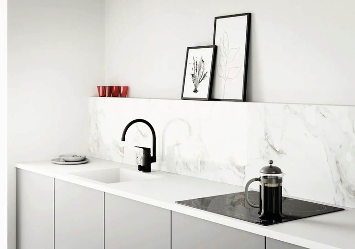 Kuchynská scéna s drezom, batériou, varnou doskou a kuchynskými potrebami