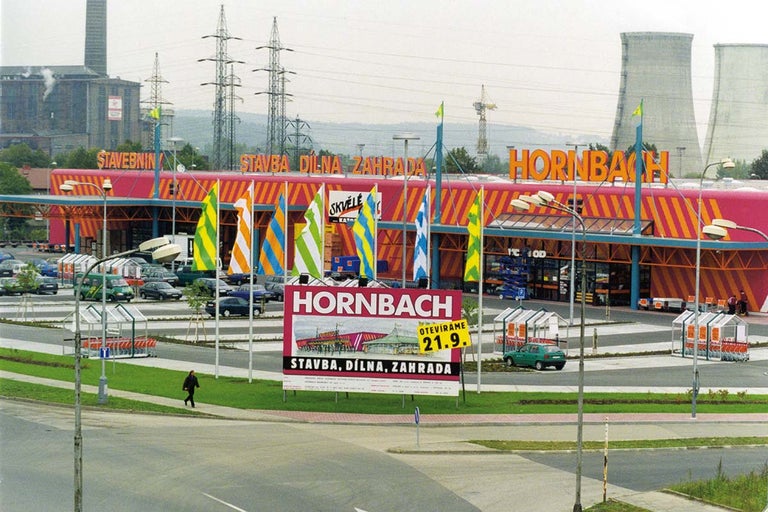 Exteriér hobbymarketu Hornbach s parkoviskom a reklamným štítom