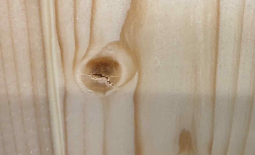 Detail dreveného povrchu so sukom a kresbou