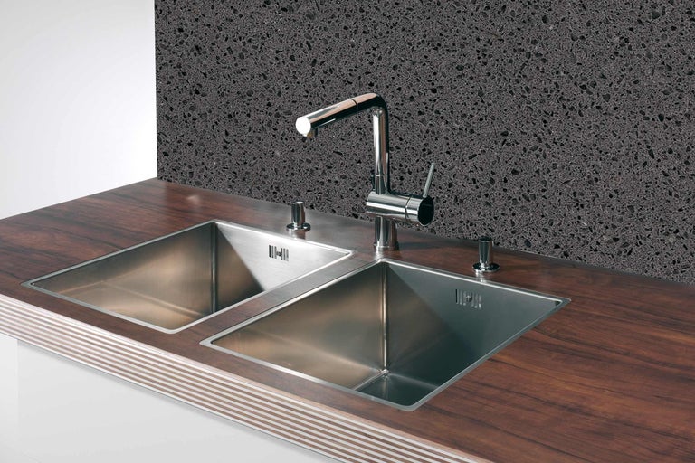 Nerezový dvojdrez s batériou a drevenou pracovnou doskou