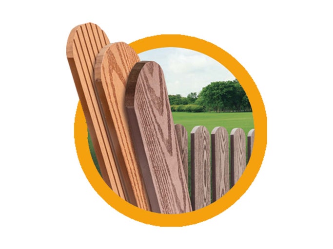 Detailný pohľad na plotové prvky z plastu s vzhľadom dreva