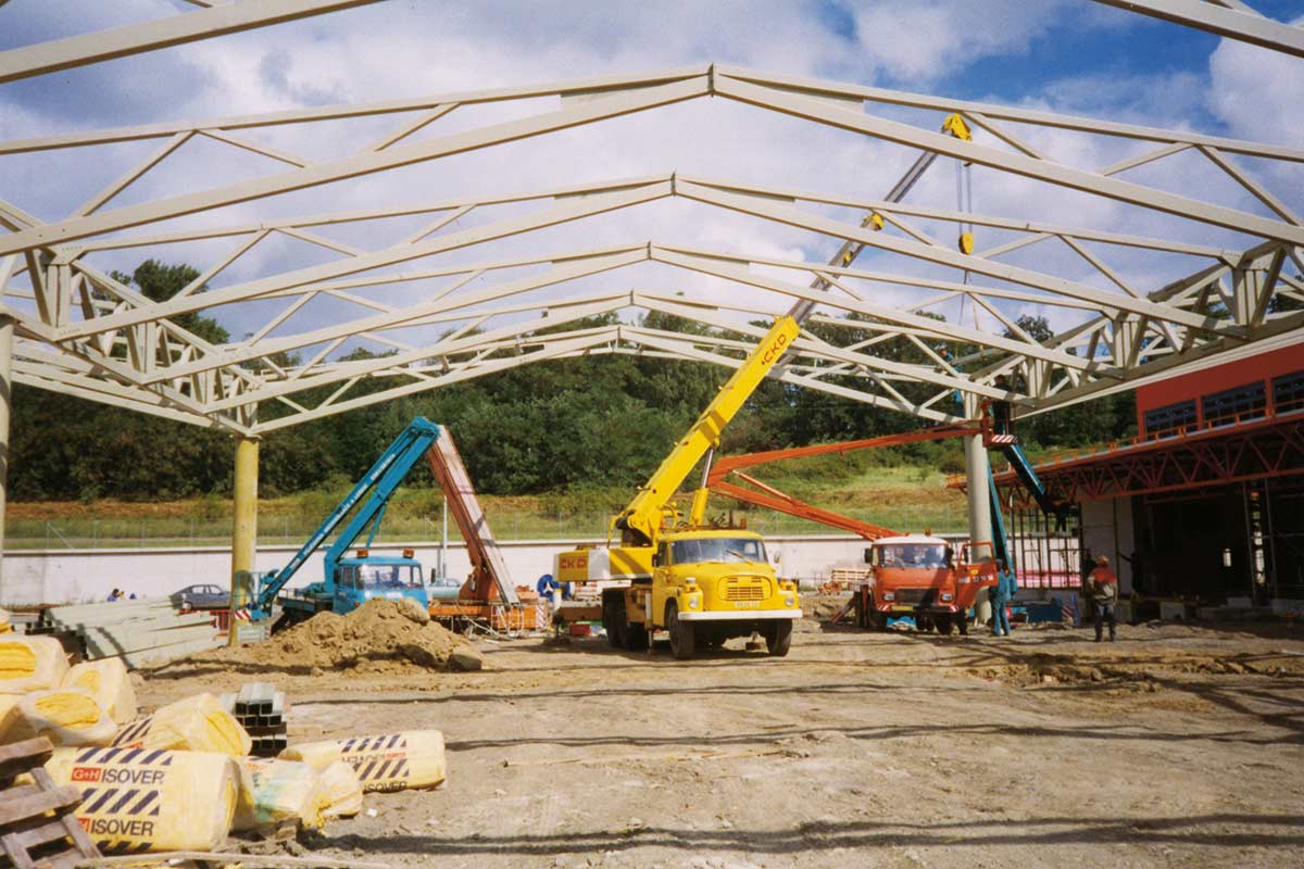 Stavenisko s oceľovou konštrukciou, žeriavy a izolačným materiálom