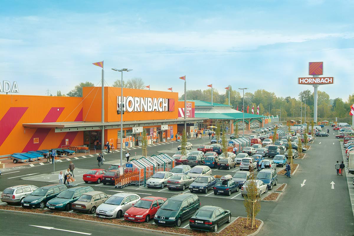 Vonkajší pohľad na hobbymarket Hornbach s parkoviskom