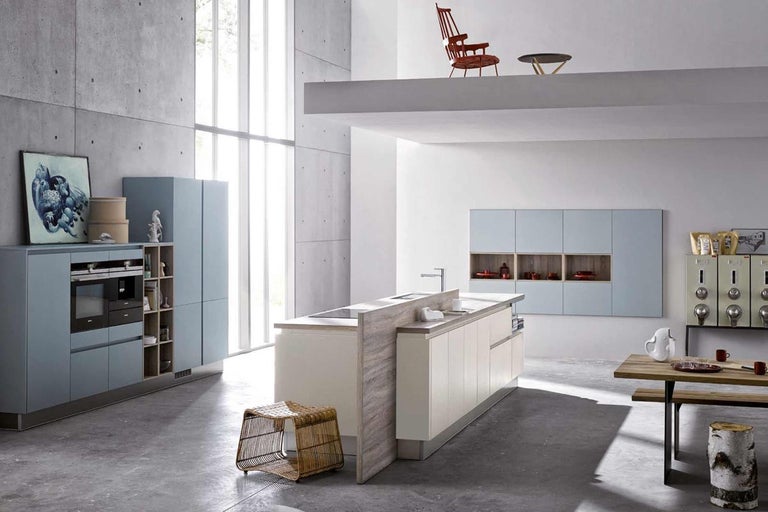 Svetlá kuchyňa s varným ostrovom, jedálenským stolom a stoličkami v modernom dizajne.