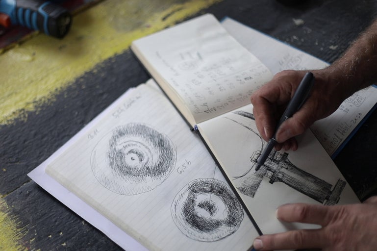 Skicár s kresbami a poznámkami, nakreslený perom