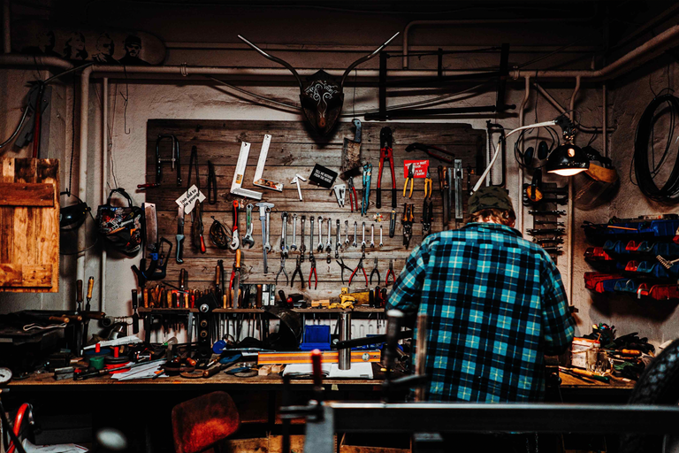 Dielňa s stenou na náradie a pracovným stolom